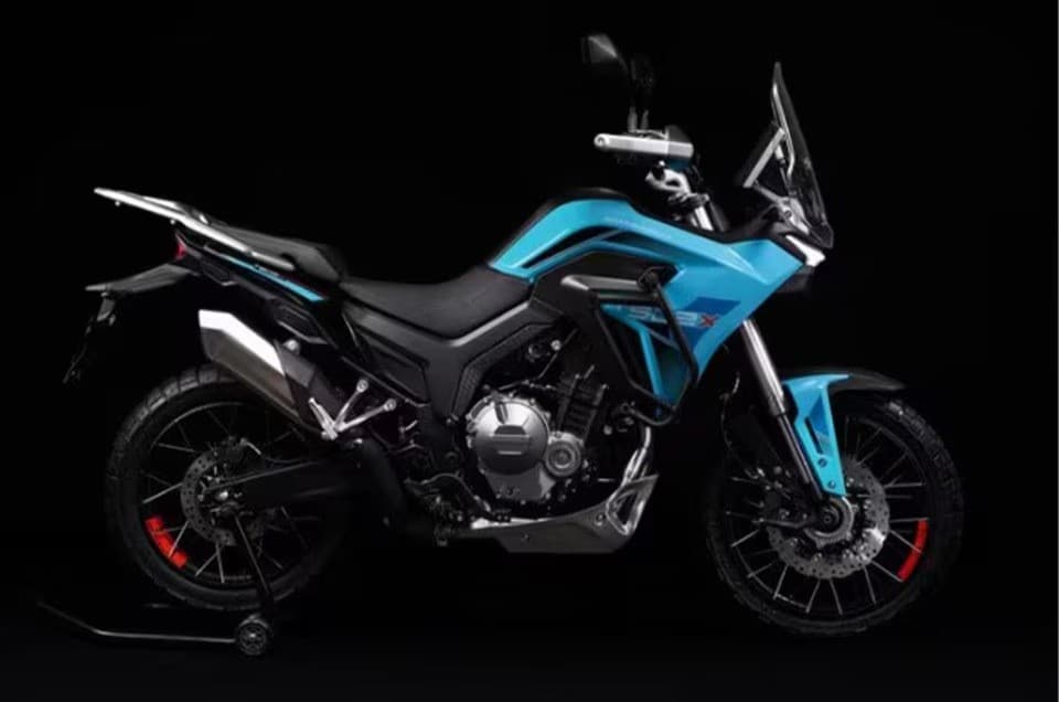 <div class='descrGalleryTitle'>Morbidelli T502X - ?</div><div class='descrGalleryText'><p>Come la Brixton, nemmeno della Morbidelli T502X (il brand emiliano è<b> ormai entrato nella galassia QJ, </b>attraverso Keeway) si conoscono con esattezza tempi di disponibilità e prezzo; ma anche in questo caso non ci si dovrebbe allontanare dai parametri che abbiamo fissato. Il motore sarà in ogni caso<b> un bicilindrico parallelo da 486 cc e 47 cavalli,</b> le ruote da 19&quot; e 17” sono a raggi e la forcella avrà steli da 43 mm e 180 mm di escursione. Una <b>crossover vera e propria</b>, insomma, posizionata a metà tra una stradale pura e un’adventure più aggressiva. Molto azzeccata l’estetica, si candida ad essere l'erede della Benelli TRK 502 X: vedremo se avrà successo.</p>
</div>